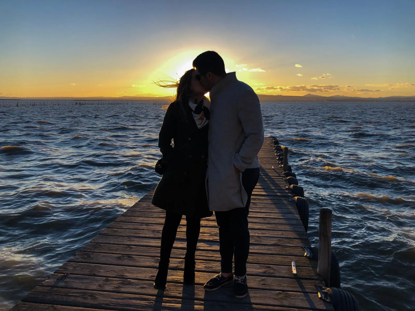María y Adrián en una puesta de sol