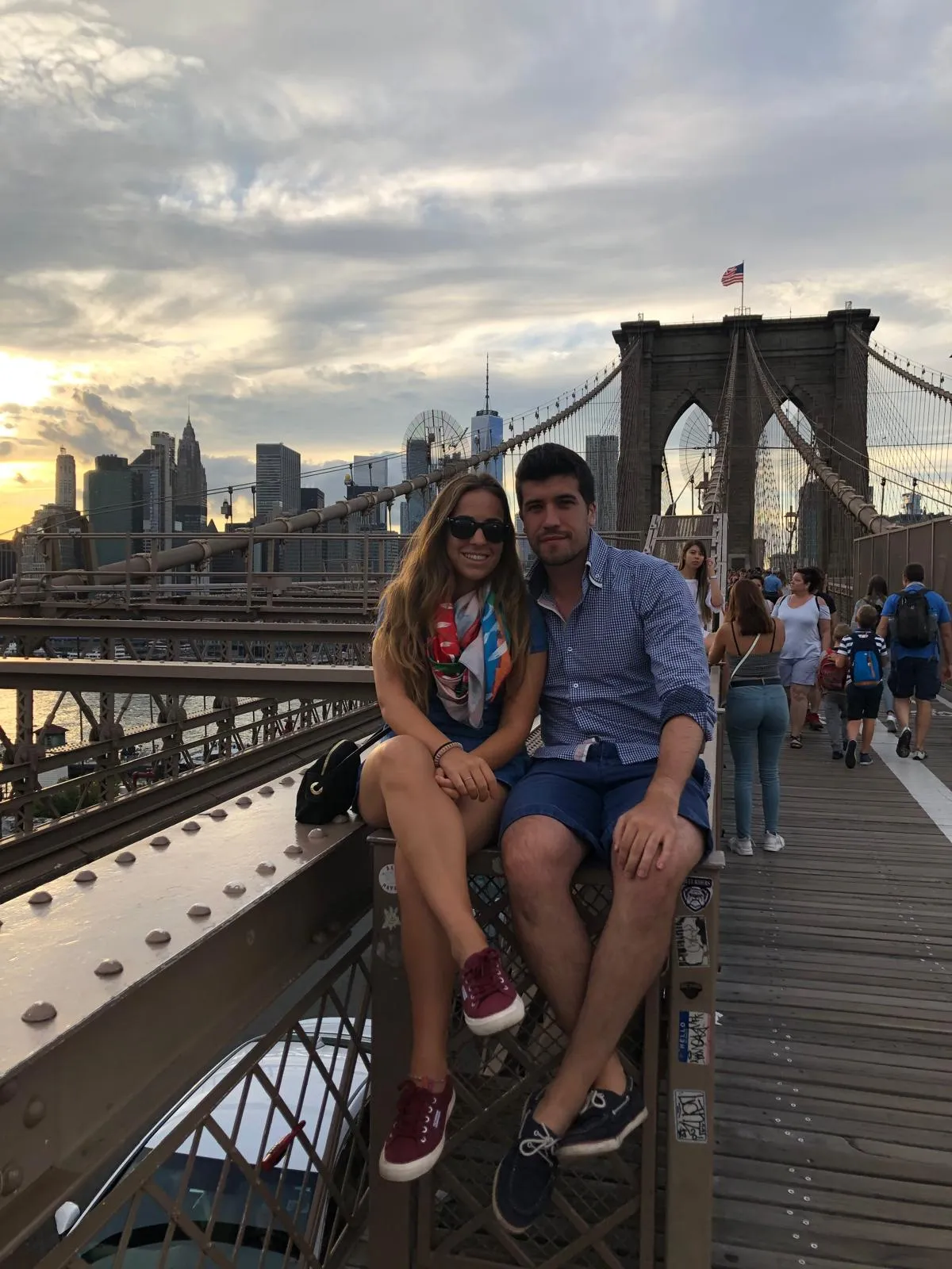 María y Adrián en el puente de Brooklin