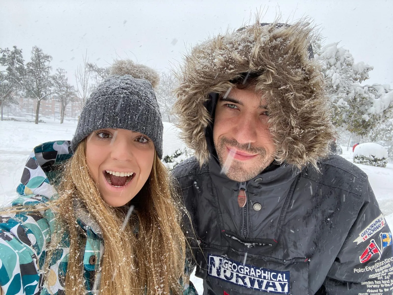 María y Adrián en la nieve