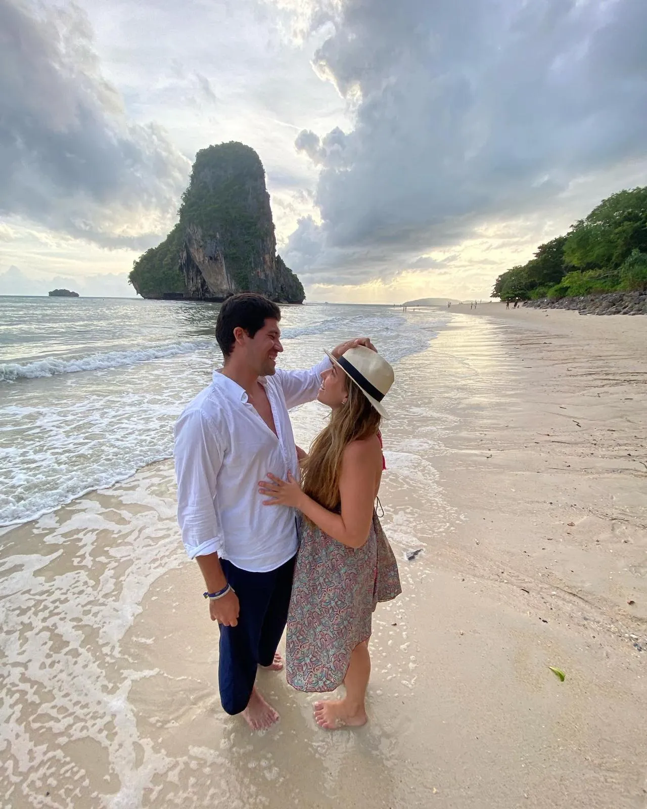 María y Adrián en una playa desierta